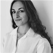 Étudiante préparant le concours pour être avocate donne des cours de droit civil pour tous les niveaux